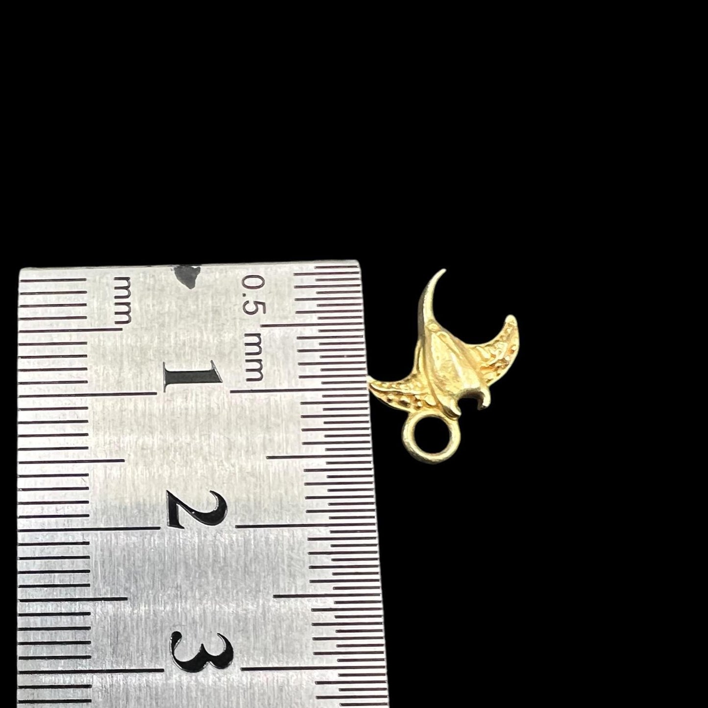 10 pcs brass charm stingray